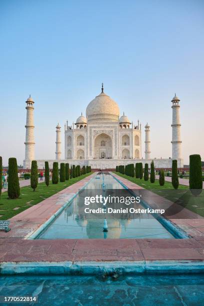 taj mahal at sunrise, agra, uttar pradesh, india - taj mahal photos et images de collection