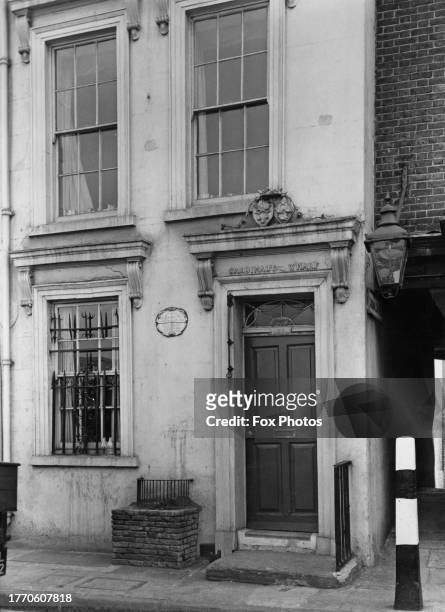 Exterior view of 49 Bankside, once the home of British architect Sir Christopher Wren, in Southwark, London, England, circa 1950. The plaque to the...