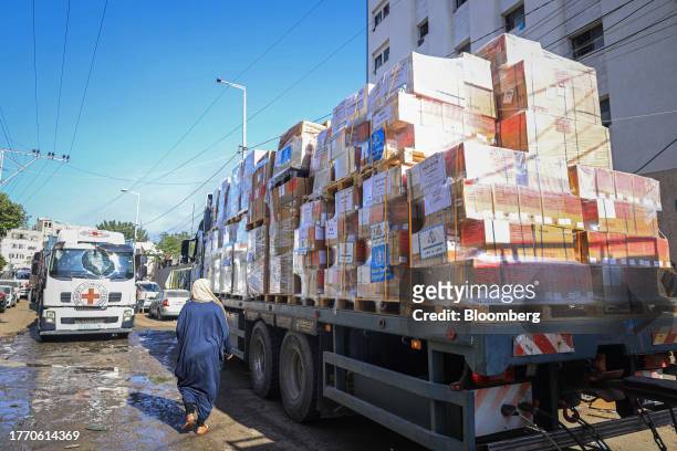An International Committee of the Red Cross convoy of trucks carrying medical aid arrives at the Al-Shifa medical hospital in Gaza City, Gaza, on...