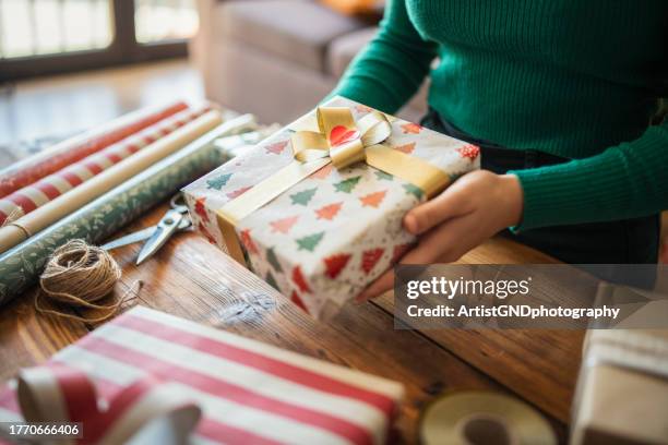 presentes de natal prontos para passar por baixo da árvore. - papel de presente de natal - fotografias e filmes do acervo