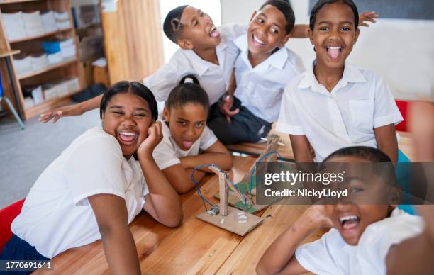 group of school children having fun in science classroom - preteen models | young nonude teen models imagens e fotografias de stock