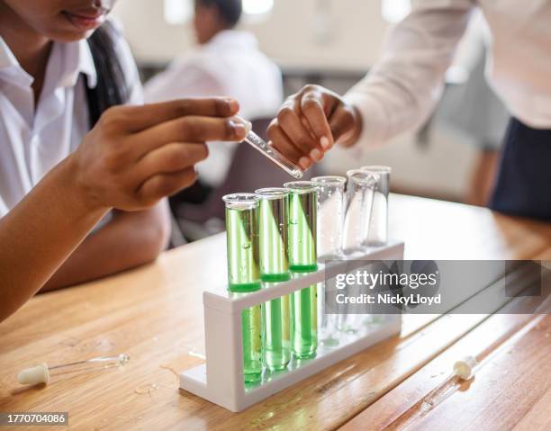 studentesse che fanno esperimenti con sostanze chimiche durante la lezione di scienze - school science project foto e immagini stock