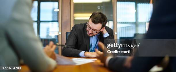 tribunale dell'ufficio - interrogatorio foto e immagini stock