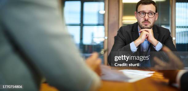 tribunale dell'ufficio - interrogatorio foto e immagini stock