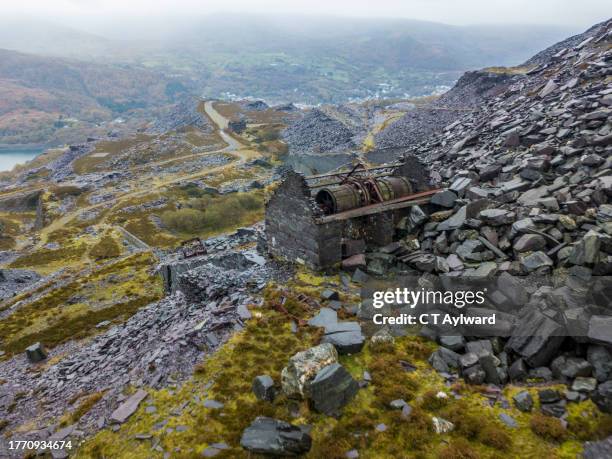 derelict slate quarry machinery and spoil tips - dinorwic quarry stock-fotos und bilder