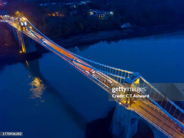 menai bridge from above at night - menai hängebrücke stock-fotos und bilder