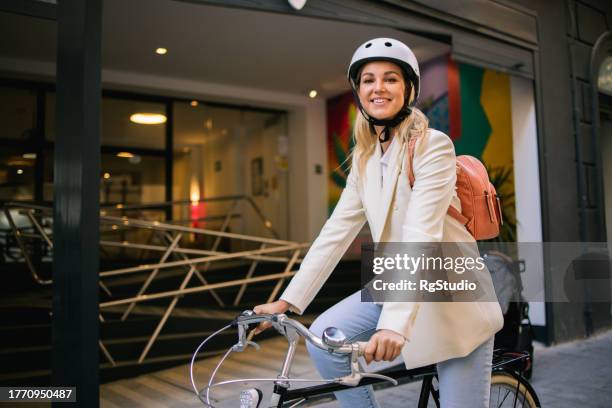 bella donna d'affari che va al lavoro in bicicletta - bicicletta foto e immagini stock