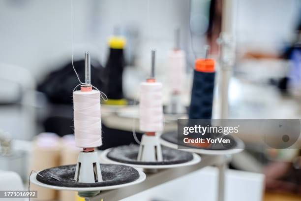 reels of textile thread at industrial weaving manufacturing machine - textielfabriek stockfoto's en -beelden