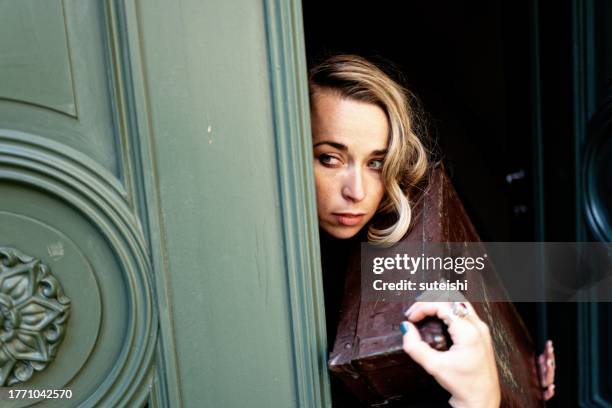 muy lejos. - fotograma fotografías e imágenes de stock