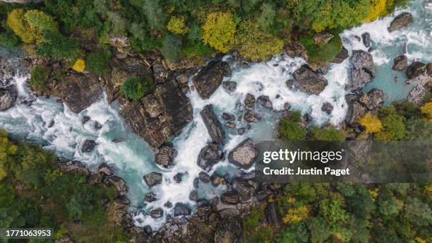 drone point of view over the rio cinca in aragon, spain - pirineos fotografías e imágenes de stock