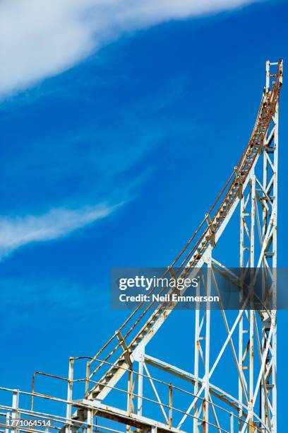 stairway at abandoned gasometer near hove uk - stairway to heaven engelse uitdrukking stockfoto's en -beelden