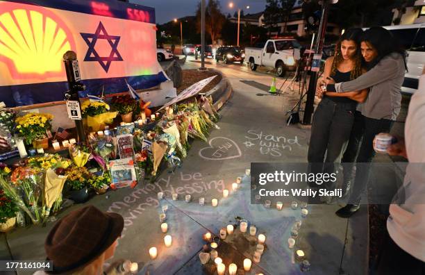 Thousand Oaks, California November 7, 2023-Avia Jacobs, left, and her mother Sharona pay their respects to Paul Kessler , a Jewish supporter, who...