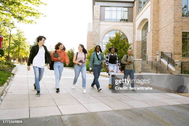 un grupo de estudiantes diversos llega al campus universitario - regreso a clases fotografías e imágenes de stock