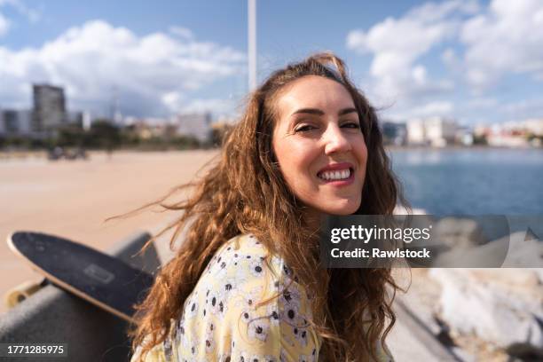 an attractive woman with brown hair smiling - algeciras stock pictures, royalty-free photos & images