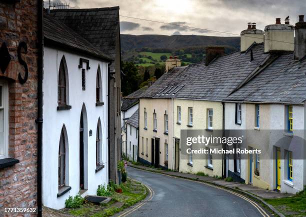 street in the village of crickhowell, powys, wales - crickhowell stockfoto's en -beelden