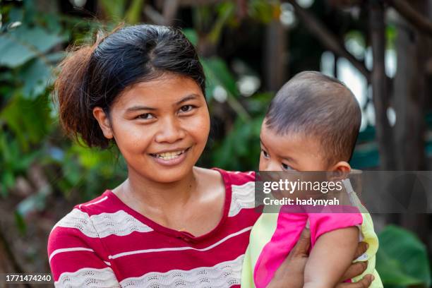 mutter und tochter, kambodscha - kambodschanische kultur stock-fotos und bilder