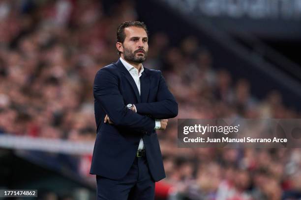 Head coach Ruben Baraja of Valencia CF looks on during the LaLiga EA Sports match between Athletic Bilbao and Valencia CF at Estadio de San Mames on...