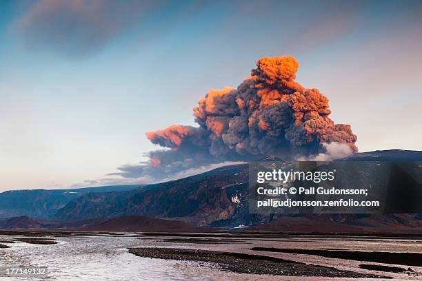 lethal beauty - eyjafjallajökull eruption iii - eyjafjallajokull glacier stock pictures, royalty-free photos & images