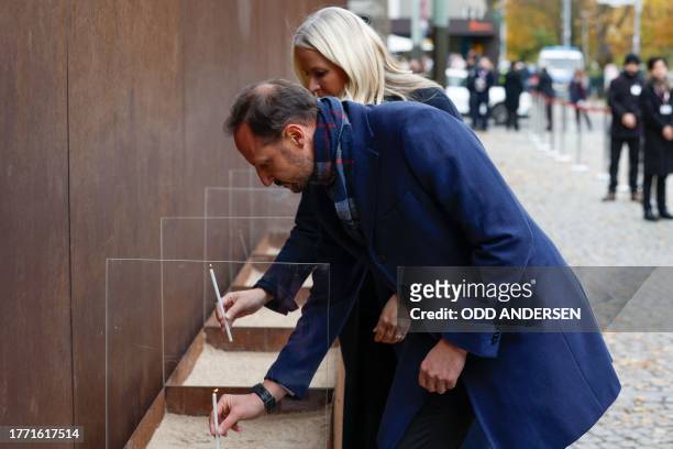 Crown Prince Haakon of Norway and Crown Princess Mette-Marit of Norway light candles at the Berlin Wall Memorial, a 1,5 kilometers stretch on the...