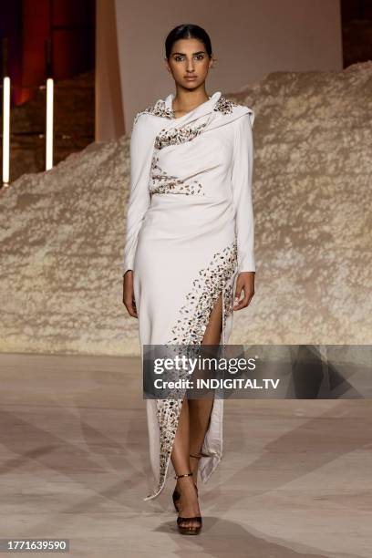 Saudi Model 196 Saudi Arabia Haute Couture Stock Photos, High-Res Pictures, and ...