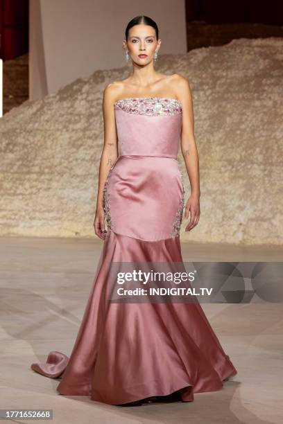 Saudi Model 195 Saudi Arabia Haute Couture Stock Photos, High-Res Pictures, and ...
