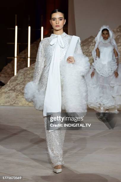 Saudi Model 195 Saudi Arabia Haute Couture Stock Photos, High-Res Pictures, and ...