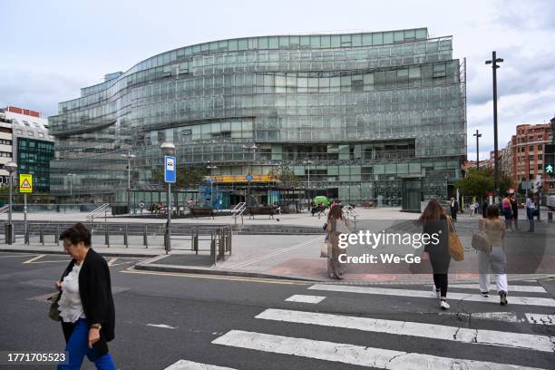 the new plaza bizkaia with the government building in bilbao, basque country, spain. - vanguardista imagens e fotografias de stock