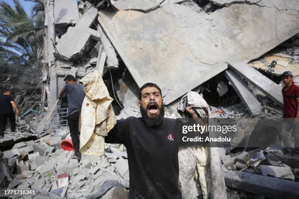 Man wails as search and rescue efforts continue after Israeli attacks hit residential buildings in Deir al Balah, Gaza on November 09, 2023.