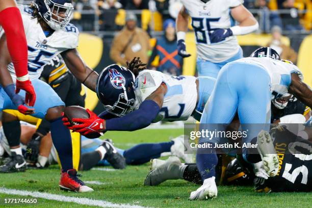 Derrick Henry of the Tennessee Titans stretches toward the end zone for a touchdown in the second quarter against the Pittsburgh Steelers at Acrisure...