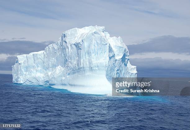 a mammoth iceberg in antarctica - poolkap stockfoto's en -beelden