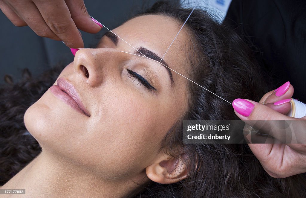 Mujer de eliminación de pelo facial procedimiento roscado