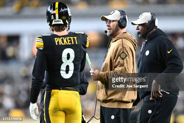 Kenny Pickett of the Pittsburgh Steelers and Pittsburgh Steelers offensive coordinator Matt Canada speak on the sidelines in the first half at...