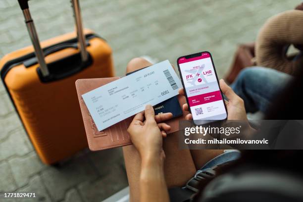 check-in en línea - billete de avión fotografías e imágenes de stock