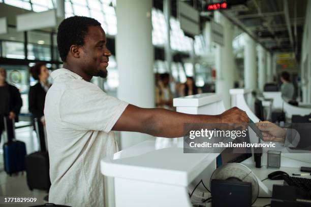 airport counter - airline ticket counter stock pictures, royalty-free photos & images