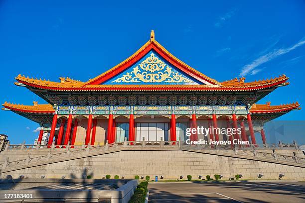 national concert hall and blue sky - chiang kaishek gedenkhalle stock-fotos und bilder