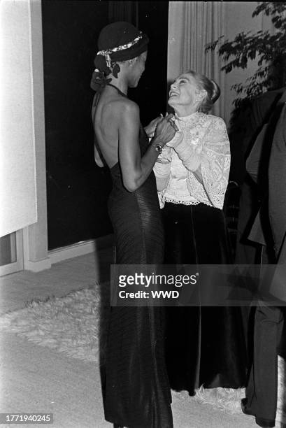Patricia O'Neal attends a party at the Mengers residence in Los Angeles, California, celebrating the premiere of "Barry Lyndon" on December 20, 1975.