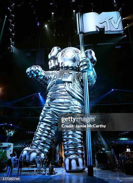 Moonman Official Rapper 249 Vma Moonman Photos & High Res Pictures - Getty Images