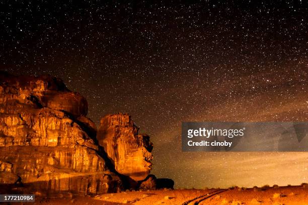 で星空のワジラム砂漠 - ヨルダン ストックフォトと画像