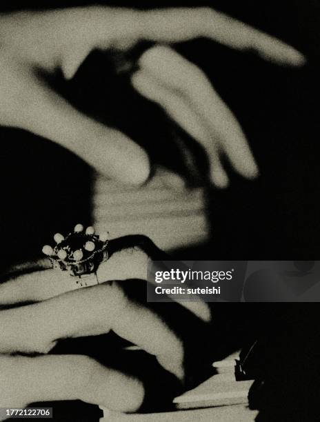 the piano player. - música de câmara barroca imagens e fotografias de stock