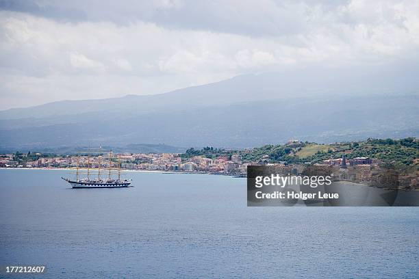 sailing cruise ship and mount etna - giardini naxos stock pictures, royalty-free photos & images