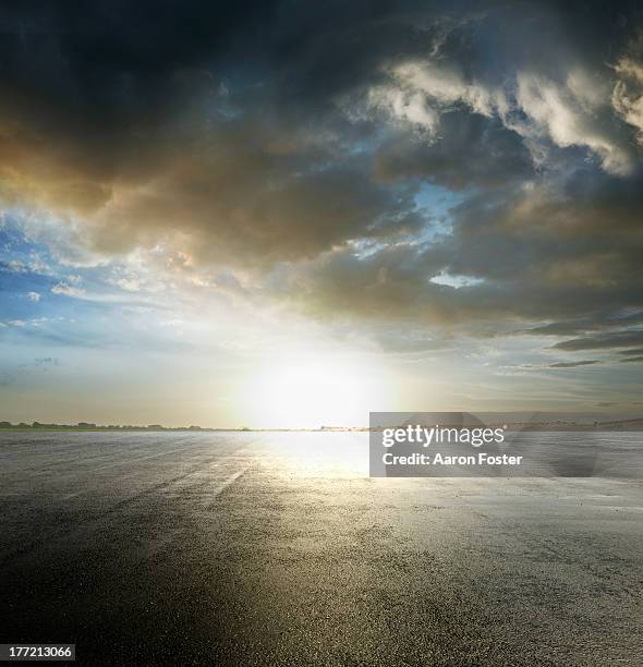 wet parking lot - asphalt stock-fotos und bilder