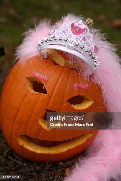 pumpkin festival - scary pumpkin faces stock pictures, royalty-free photos & images