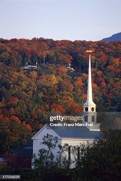 stowe community church surrounded by fall color - stowe vermont foto e immagini stock