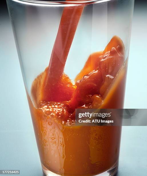 tomato juice pouring - tomatensap stockfoto's en -beelden