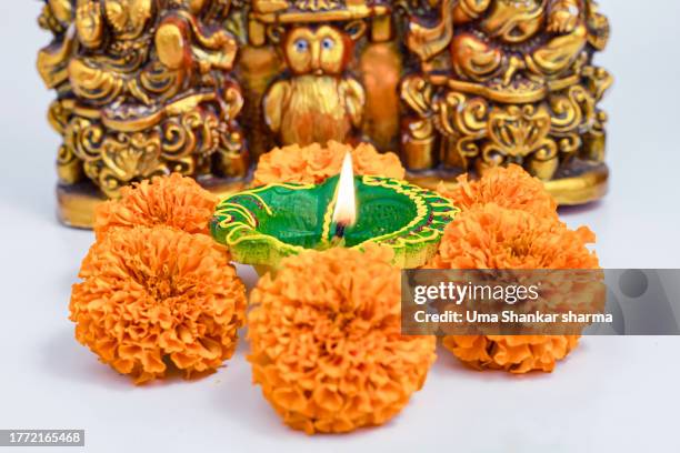 idols of lord ganesh and goddess lakshmi for diwali. - laxmi ganesh stock pictures, royalty-free photos & images