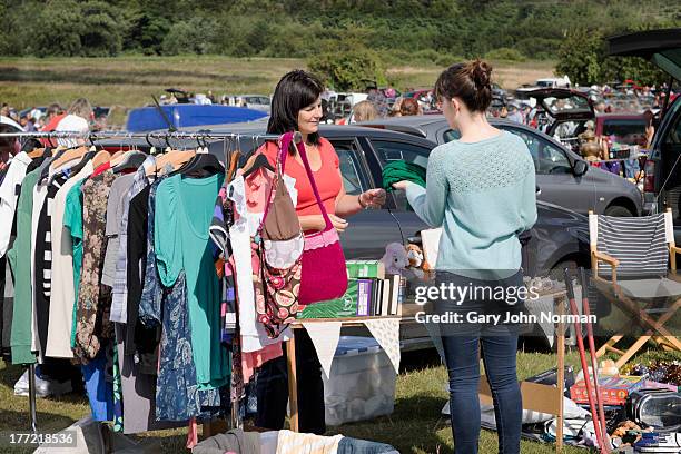 young people selling at car boot sale - norwich inglaterra fotografías e imágenes de stock