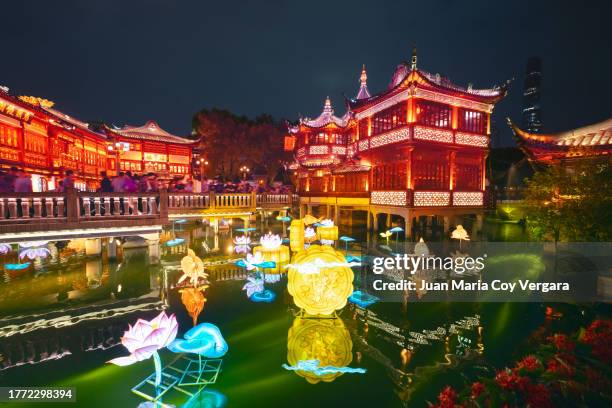 beautiful shanghai yu yuan gardens at night, shanghai, china - old shanghai stock pictures, royalty-free photos & images