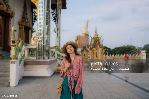 femme au chapeau de paille dans un temple thaïlandais à koh samui - province de surat thani photos et images de collection