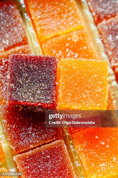 close-up view of fruit jellies candies with sugar dusting - gummy snoep stockfoto's en -beelden