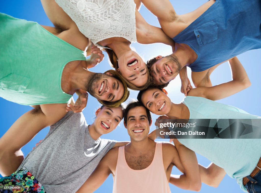 Low angle Porträt von glücklichen Freunde in Gruppe bilden